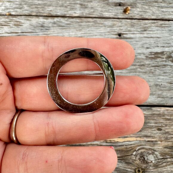 Vintage Jewelry Silver Tone Monet Circle Round Brooch Pin - Picture 2 of 3